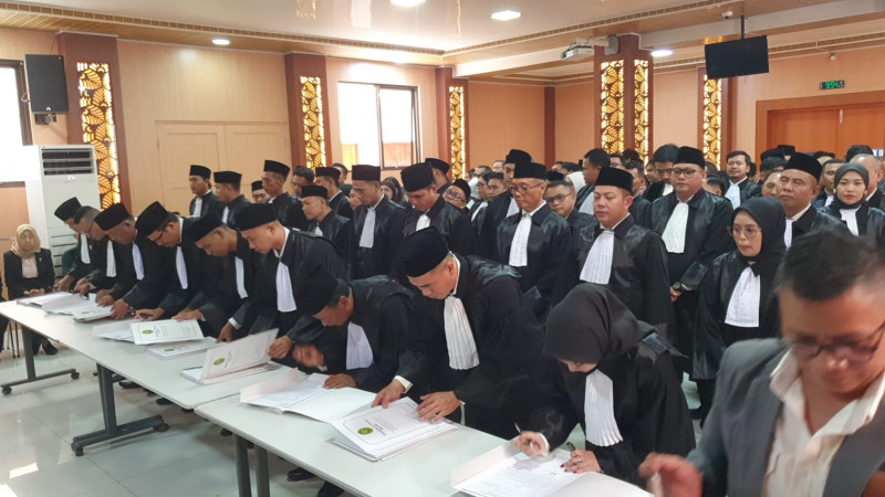 TERBUKTI DENGAN BIAYA PKPA, UPPA DAN SUMPAH HANYA 100 HINGGA 500 RIBU RUPIAH, PULUHAN ANGGOTA PEMBASMI DISUMPAH SECARA SEREMPAK DI SELURUH PENGADILAN TINGGI INDONESIA